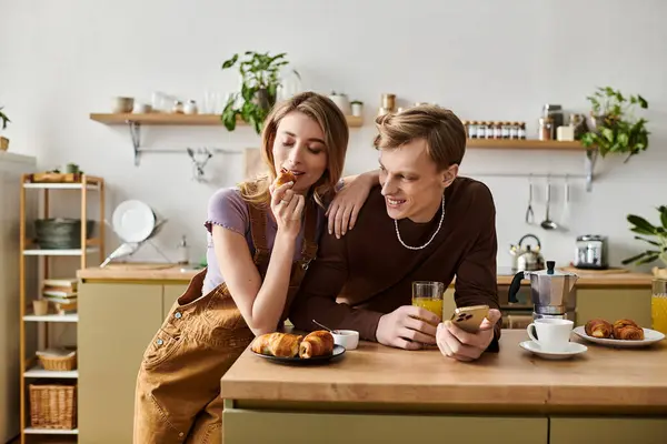 Young couple shares a delightful breakfast, enjoying each others company and the warmth of home. — Stock Photo