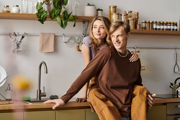 Coppia condivide un momento d'amore a casa, mostrando la loro connessione e dintorni alla moda. — Foto stock