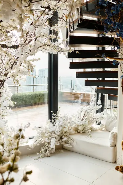 La decoración vibrante de la boda realza la elegancia con flores exuberantes y vistas impresionantes del vidrio. - foto de stock