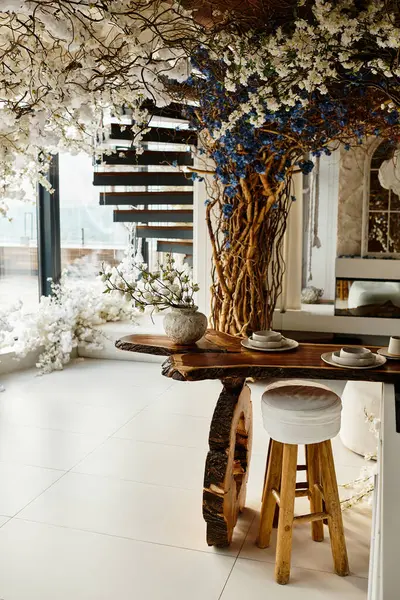 Wedding decorations beautifully arranged near a wooden table adorned with blossoms. — Stock Photo