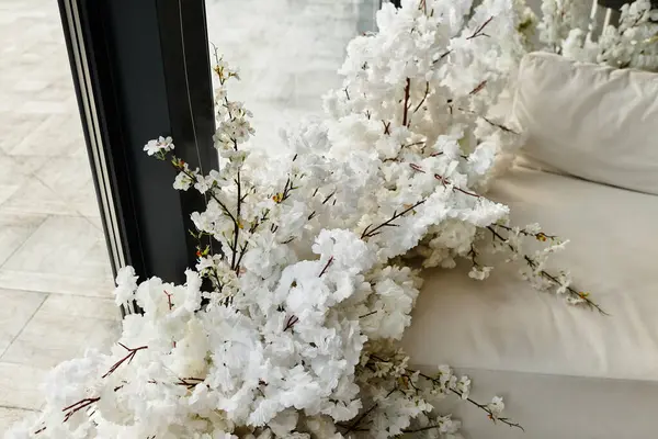 Delicate white flowers flow in a bright lounge, enhancing the wedding atmosphere. — Stock Photo