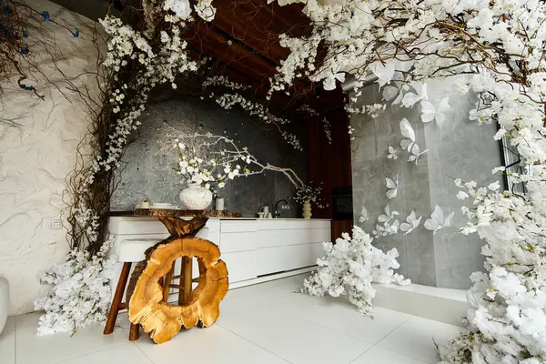 Elegant wedding decorations are set against a backdrop of vibrant white flowers and branches. — Stock Photo