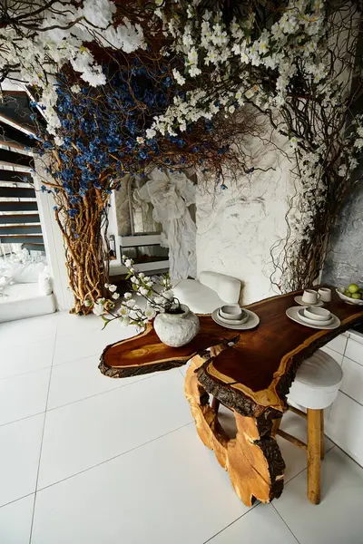 Rustic table with stunning wedding decorations and floral arrangements. — Stock Photo
