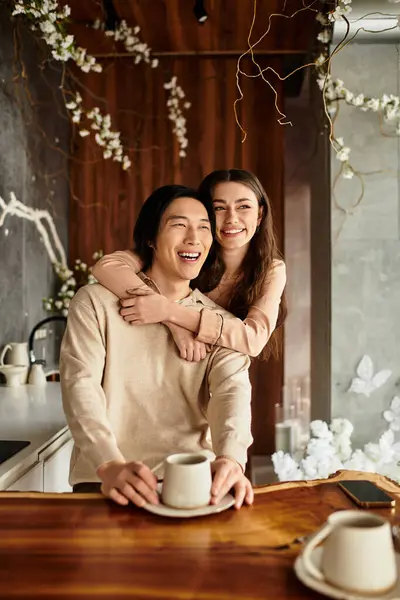 Una coppia è entusiasta di prepararsi per il loro matrimonio, circondato da decorazioni romantiche e fascino. — Foto stock