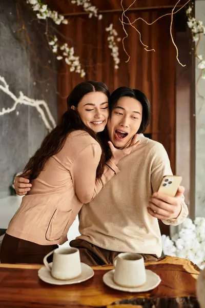 Casal animado se entrega em momentos doces juntos como eles planejam para o seu próximo dia do casamento. — Fotografia de Stock