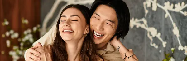 Dos personas felices comparten la risa y la alegría mientras se preparan para su próximo día de boda. - foto de stock