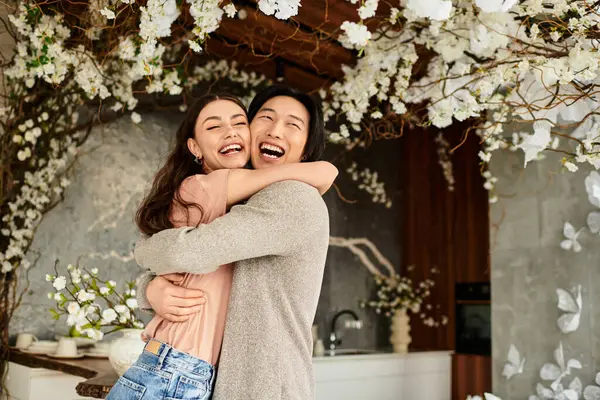 Tra fiori in fiore, una coppia condivide risate e amore mentre si prepara per il loro matrimonio. — Foto stock