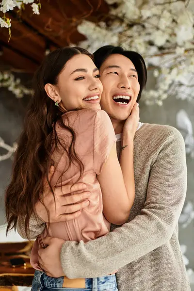 Una alegre pareja se abraza mientras se preparan para su próxima boda, irradiando amor y felicidad. - foto de stock