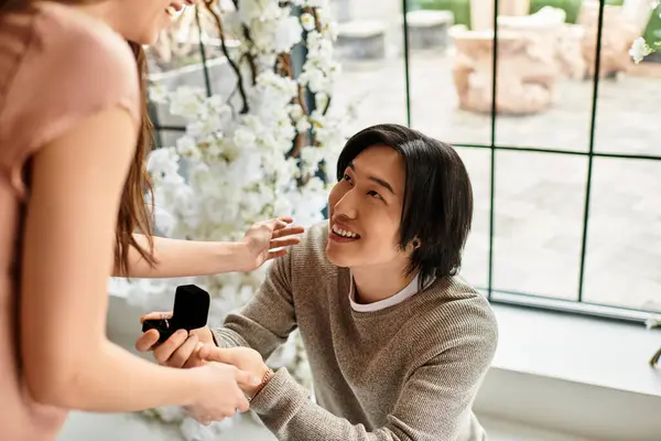 Una coppia condivide amore e gioia durante la pianificazione del loro matrimonio insieme. — Foto stock
