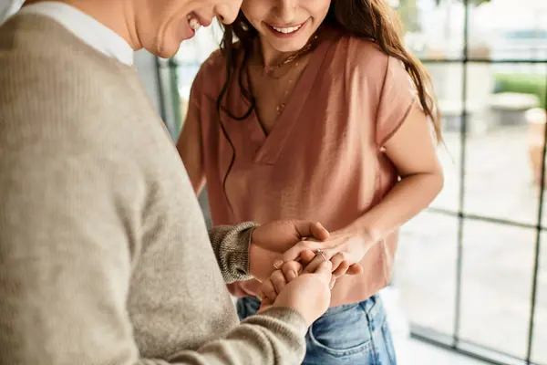 Zwei Menschen teilen einen zärtlichen Moment, während sie sich auf ihren besonderen Hochzeitstag vorbereiten. — Stockfoto