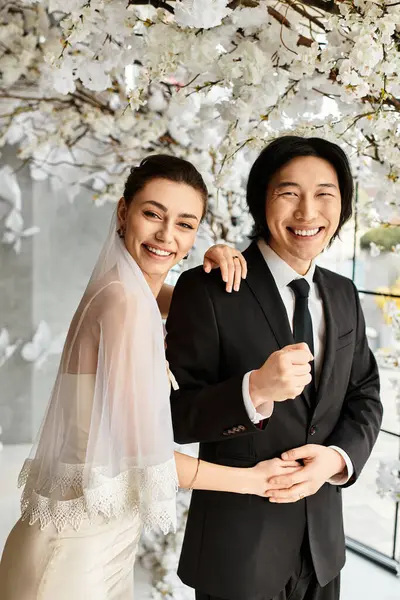 A happy couple shines at their wedding, surrounded by elegant flowers. — Stock Photo