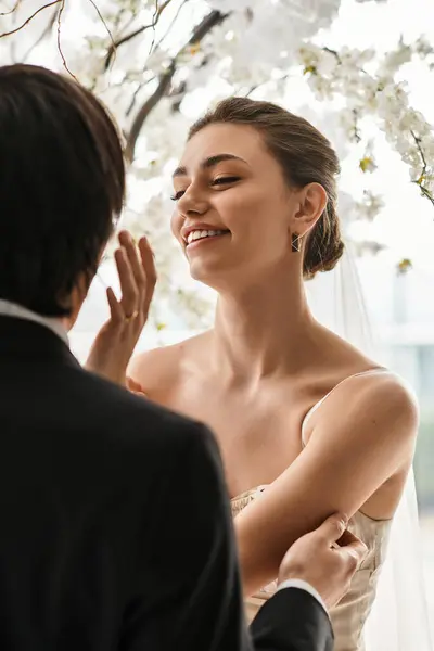 En un lugar tranquilo con flores, una pareja amorosa celebra alegremente su día especial. — Stock Photo