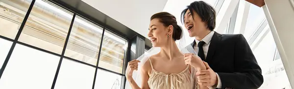 Ein Paar teilt einen gehegten Moment an seinem Hochzeitstag und strahlt zusammen Liebe und Glück aus. — Stockfoto