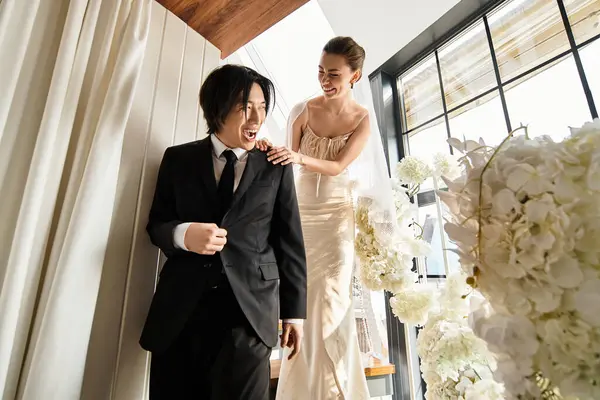 A joyful couple celebrates their wedding, creating lasting memories together. — Stock Photo