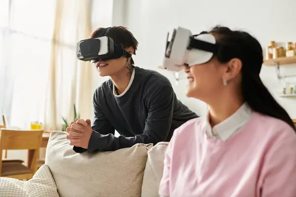 Sharing smiles and adventures, a young asian couple enjoys virtual reality experiences together. — Stock Photo
