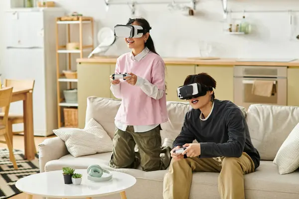 A playful couple enjoys virtual reality gaming, filled with laughter and excitement. — Stock Photo