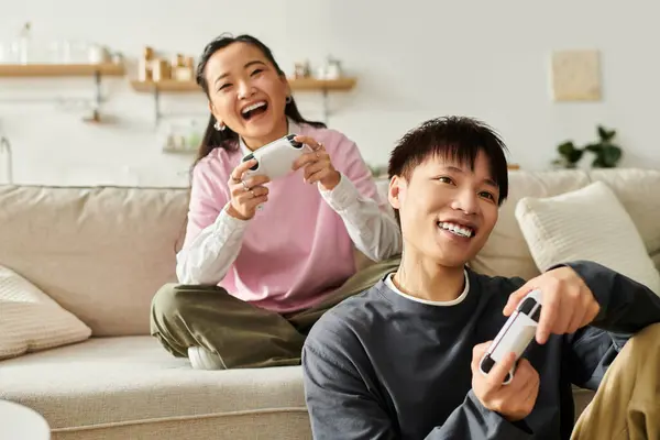 Young couple enjoys an entertaining gaming session in their cozy living room filled with laughter. — Stock Photo
