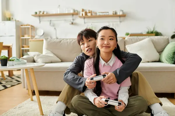 Junges Paar entspannt auf dem Fußboden und spielt Videospiele in seinem gemütlichen Wohnzimmer. — Stockfoto