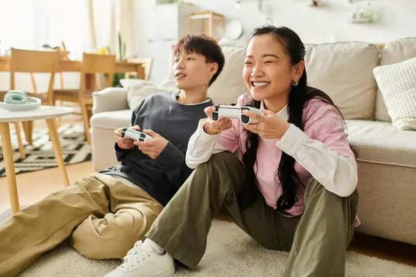 Ein fröhliches junges Paar genießt eine gemeinsame Spielsitzung in seinem gemütlichen Wohnzimmer. — Stockfoto