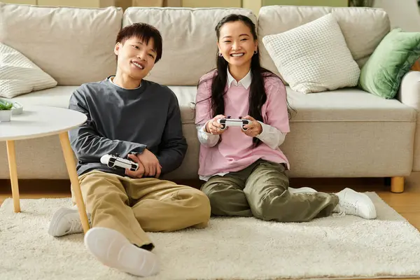 Ein junges Paar genießt das Spielen auf dem Wohnzimmerboden und teilt Lächeln und verspielte Momente. — Stockfoto