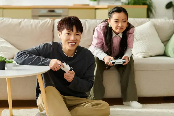 Ein junges Paar verbringt viel Zeit zu Hause und spielt Videospiele auf einer bequemen Couch. — Stockfoto