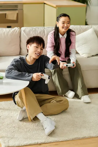 Ein junges Paar genießt die gemeinsame Zeit beim Spielen von Videospielen zu Hause. — Stockfoto