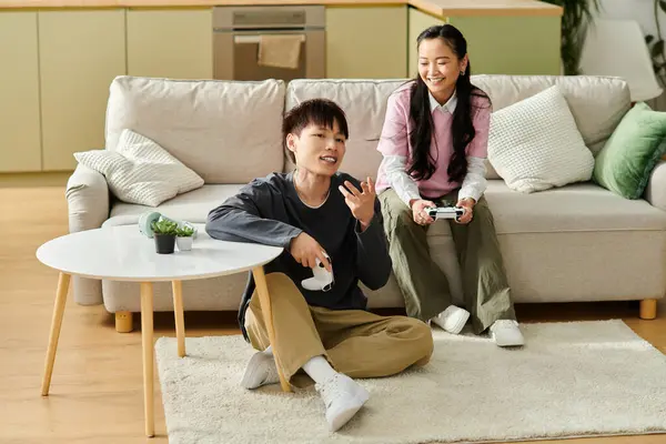 Paar lacht zusammen beim Videospielen an einem gemütlichen Abend zu Hause. — Stockfoto