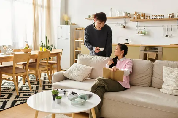 A couple enjoys each other's company at home, surrounded by a warm and inviting atmosphere. — Stock Photo