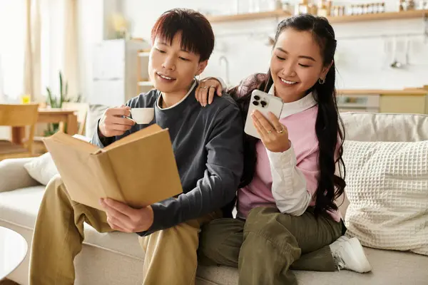 A young couple enjoys a cozy afternoon at home, sharing stories and laughter. — Stock Photo