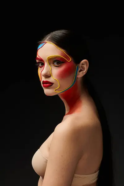 Eine junge Frau zeigt atemberaubende Gesichtskunst mit leuchtenden Farben und komplexen Designs. — Stockfoto