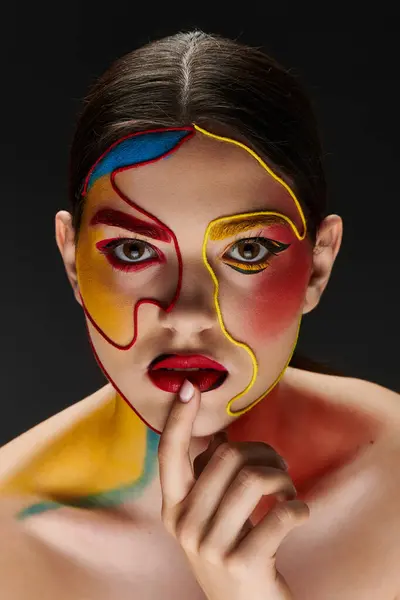A young woman with stunning face art captivates viewers with her creativity and style. — Stock Photo