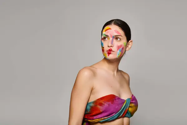 Una joven hermosa mujer muestra un vibrante arte facial que irradia creatividad y estilo. - foto de stock