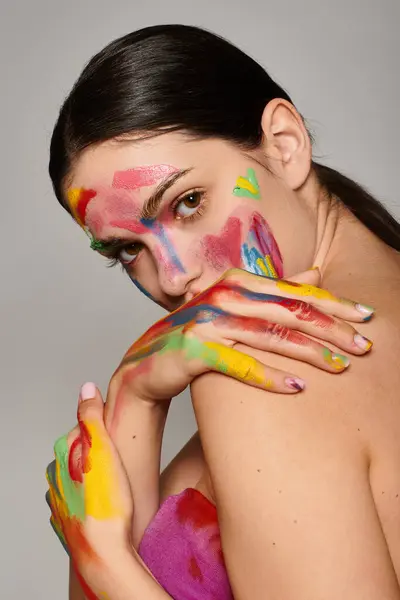Una giovane donna mostra una vivace pittura facciale, mettendo in evidenza la sua creatività e il suo stile. — Foto stock