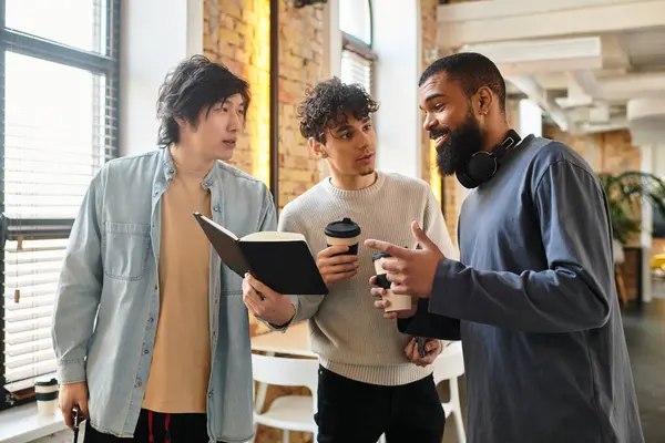 Tre colleghi condividono idee e intuizioni mentre collaborano in uno spazio di lavoro luminoso ed elegante. — Foto stock