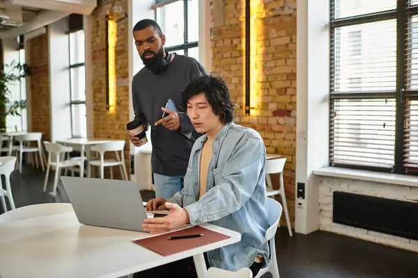Dos profesionales colaboran en una oficina elegante, intercambiando ideas mientras que un tipo. - foto de stock