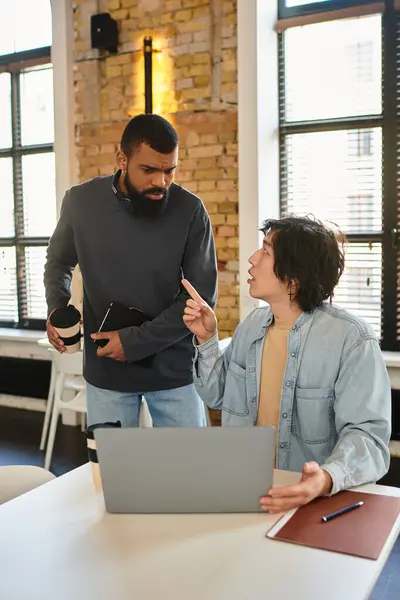 Two coworkers collaborate and share ideas in a modern office, boosting teamwork. — Stock Photo