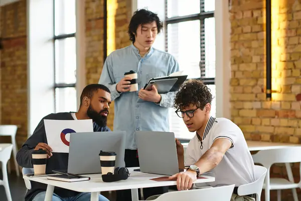 Um grupo diversificado de colegas se envolve em uma sessão de brainstorming criativo em um espaço de trabalho moderno. — Fotografia de Stock