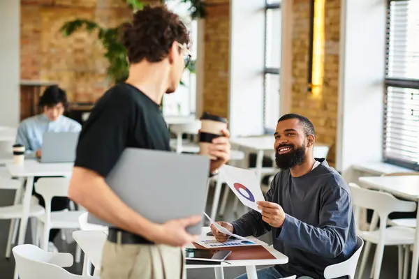 Colleagues share ideas and projects over coffee in a vibrant office setting filled with creativity — Stock Photo