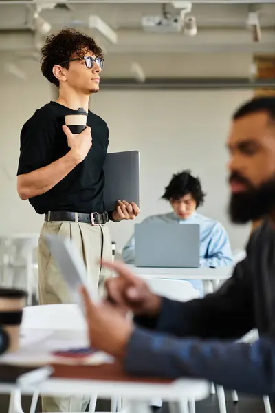Zwei Fachkräfte arbeiten fleißig in einem modernen Büro, umgeben von Technologie und Kreativität. — Stockfoto