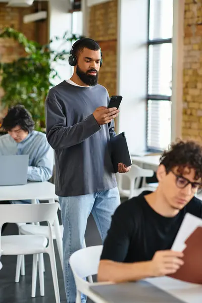 Collaborative environment focused on tasks, leveraging technology and creativity. — Stock Photo