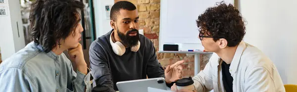 Three professionals engage in a lively discussion while sharing ideas in a contemporary workspace. — Stock Photo