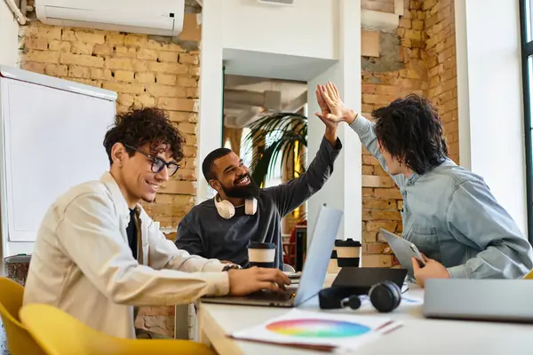 Los empleados discuten y celebran los logros juntos en una oficina elegante. - foto de stock