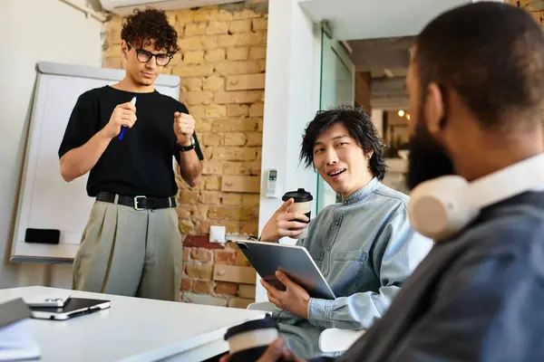 Two colleagues share ideas in a contemporary workspace with exposed brick walls and notepads. — Stock Photo
