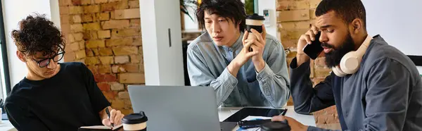 Três pessoas se concentram em tarefas em um escritório brilhante e elegante durante o horário de trabalho. — Fotografia de Stock