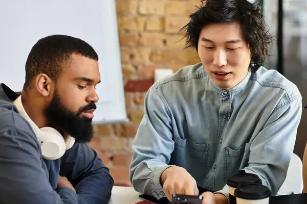 Two professionals exchange ideas and collaborate on a project in a contemporary office setting. — Stock Photo