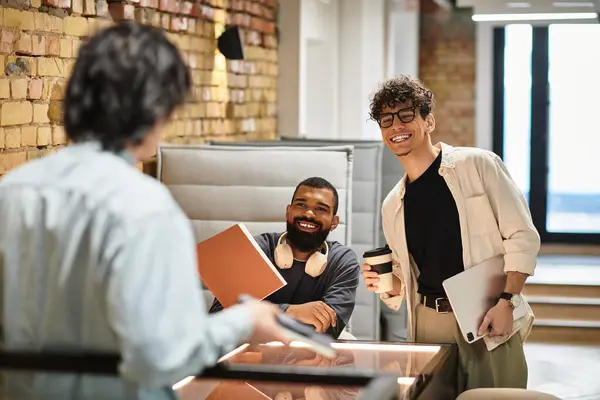 Dos colegas comparten una risa mientras discuten ideas en una oficina elegante con un ambiente relajado. - foto de stock