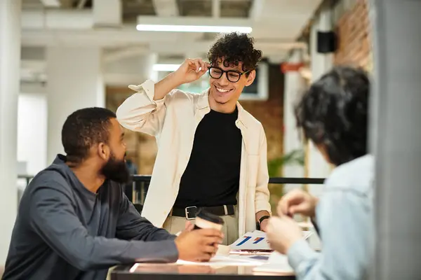 Miembros del equipo intercambian ideas y discuten proyectos en una oficina elegante que provoca creatividad. - foto de stock