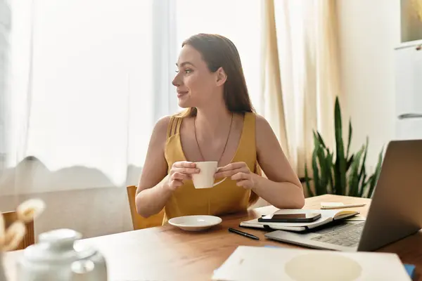 Giovane donna con lunghi capelli sorride sorseggiando caffè in un accogliente spazio di lavoro pieno di piante. — Stock Photo