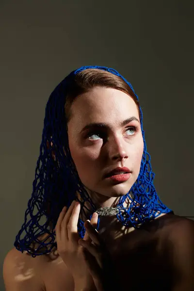 Les détails soulignent l'allure élégante d'une belle femme dans un casque bleu, évoquant le mystère. — Photo de stock