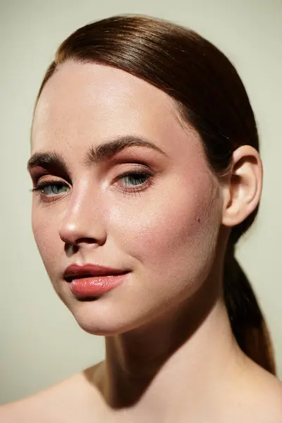 This beautiful young woman exudes confidence with her stunning features and captivating gaze. — Stock Photo